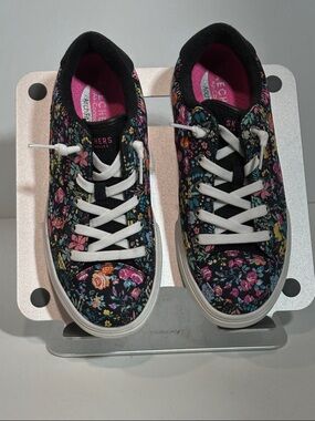 Skechers Street Arch Fit Arcade - Print Powa in "Black Multi" Colorway Sneakers